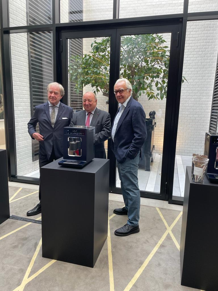 GroupeSEB's tweet image. GROUPE SEB, WILMOTTE &amp;amp; LA MANUFACTURE DE CAFÉ ALAIN DUCASSE

L’excellence à la française réunie pour le lancement de la nouvelle machine à café à grains « EVIDENCE KRUPS by WILMOTTE »

Pour en savoir plus ▶️ lnkd.in/eqh92wnG

#GroupeSEB #Lancement #Krups #Machineàcafé
