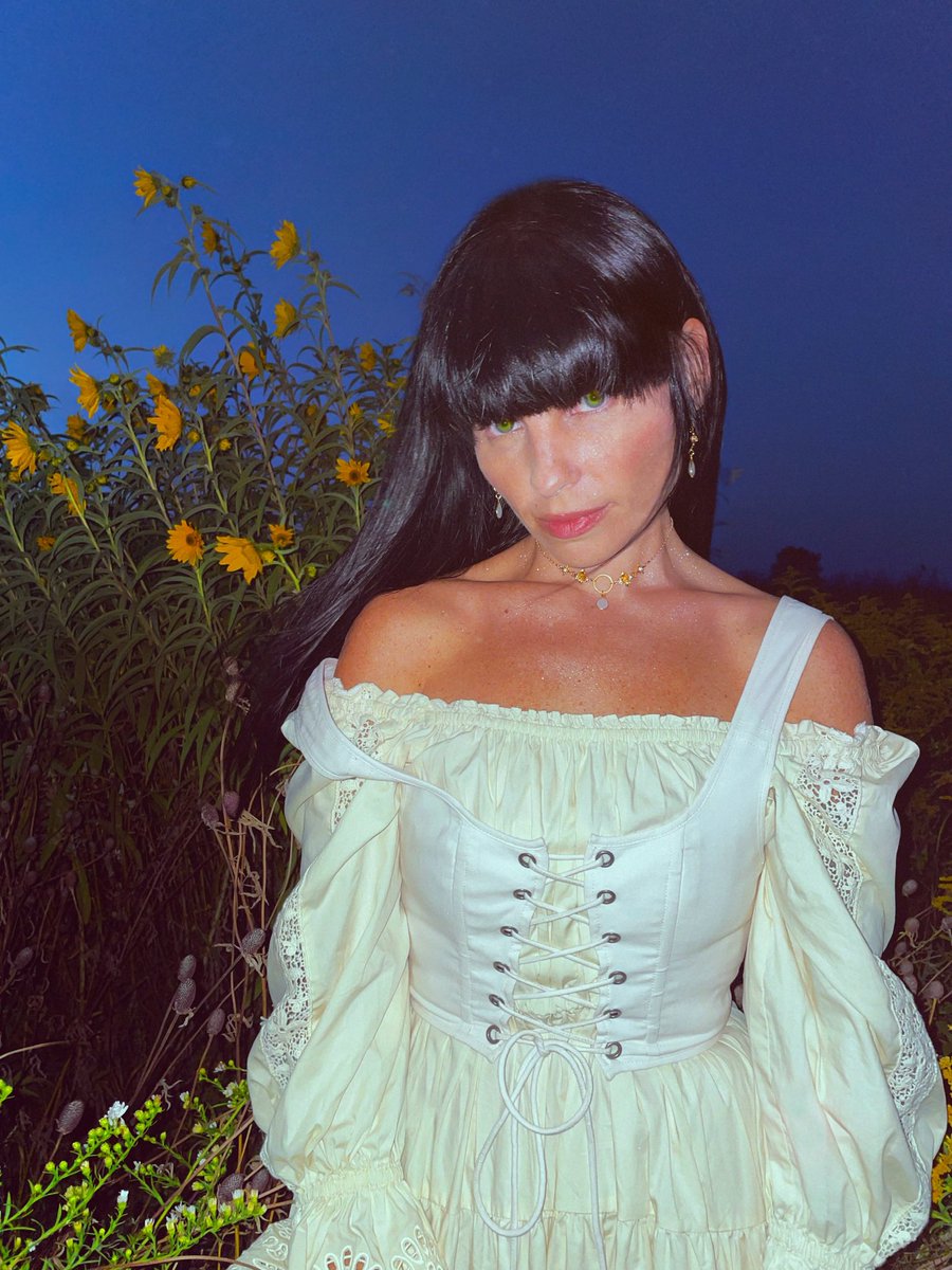 New Song….🌻”How To Disappear” for ur melancholy days 🕯️

youtu.be/Nv9mW8xy0VQ?si…