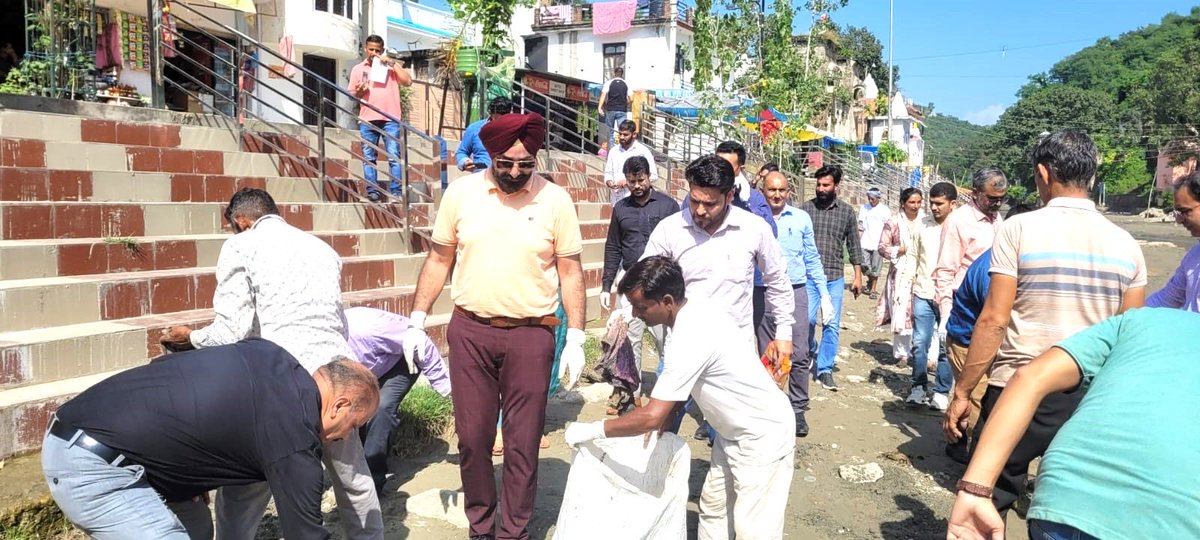 jkrddpr's tweet photo. On #WorldTourismDay, Director #RuralSanitation, J&amp;K, Charandeep Singh visited Purmandal in #Samba district. This visit celebrated the area's rich heritage and aimed to promote sustainable tourism. Mr. Singh led a sanitation drive along the Gupt Ganga river, emphasizing the… https://t.co/ls24WOYOAb