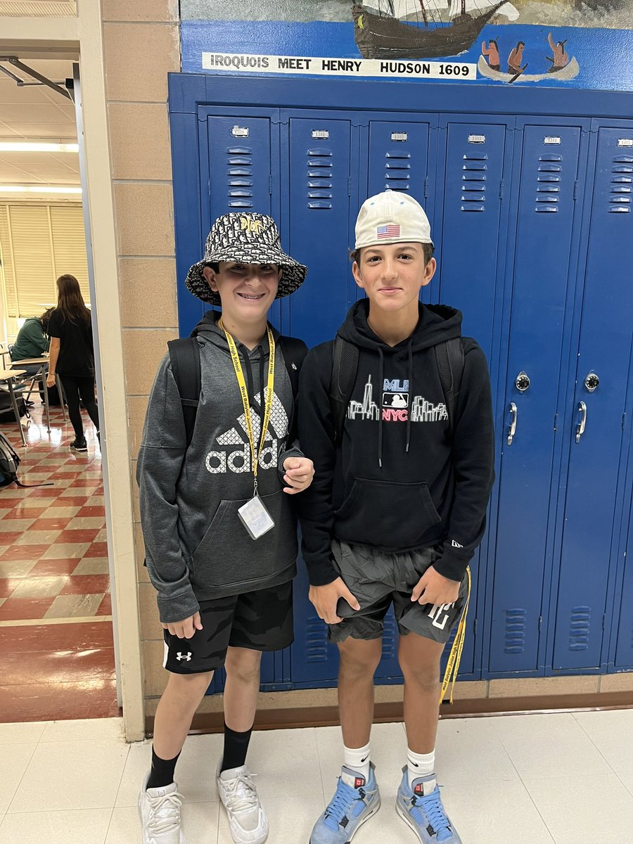 We’ve got a double spirit day happening here today at the JHS! First up are our students sporting their favorite hats 🎩👒🧢