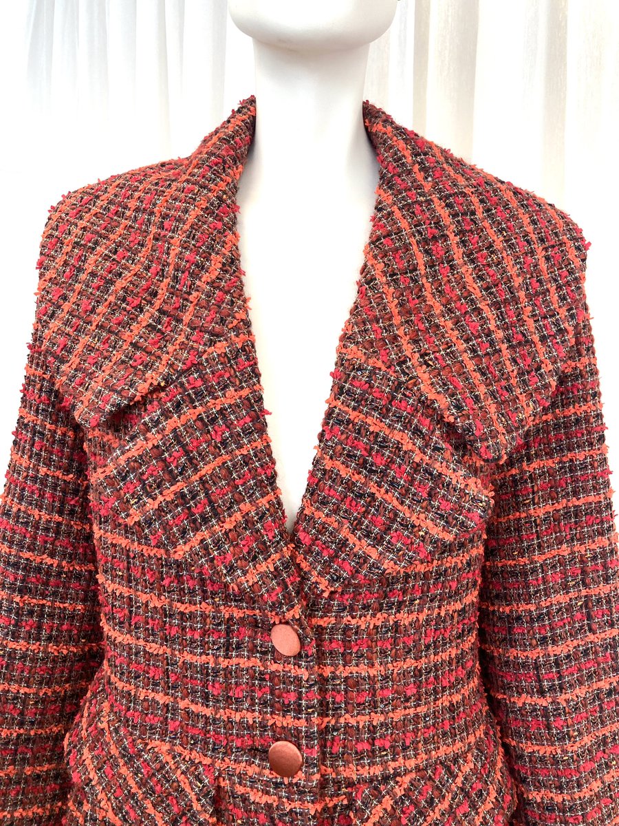 NiallTyrrell's tweet photo. A very happy customer recently picked up her custom made woven tweed coat just in time for #StormAgnes .We love the autumnal colours of the hand woven tweed.#madetoorder #madeinirelad #irishdesigner #couture https://t.co/g61Tjs51II