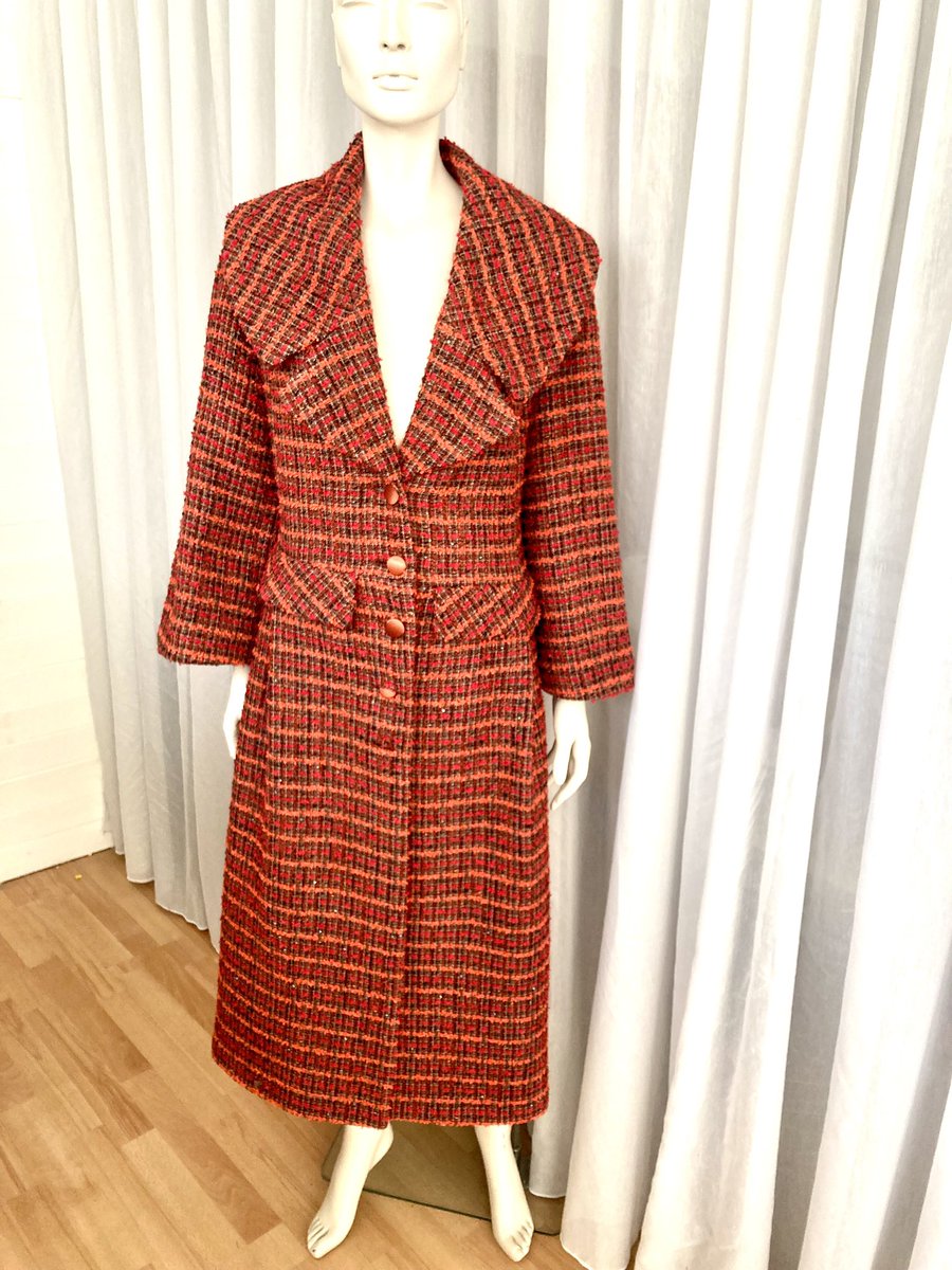 NiallTyrrell's tweet photo. A very happy customer recently picked up her custom made woven tweed coat just in time for #StormAgnes .We love the autumnal colours of the hand woven tweed.#madetoorder #madeinirelad #irishdesigner #couture https://t.co/g61Tjs51II