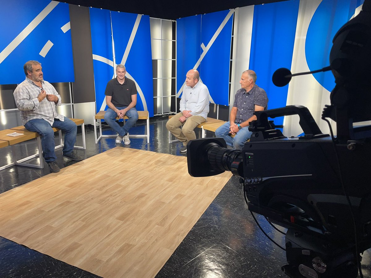 Esports_bdncom's tweet photo. 🏀📺TERTÚLIA BÀSQUET (20h): Avui excepcionalment tenim tertúlia on analitzarem l’inici de lliga @ACBCOM amb Jordi Domínguez, de Gol Mundial, el gran @MarcMundet78  i el també gran Mangui, que ara ja està a les xarxes socials😅@tevalloveres 

@bdncom #Badalona https://t.co/i9u9lLH6xj