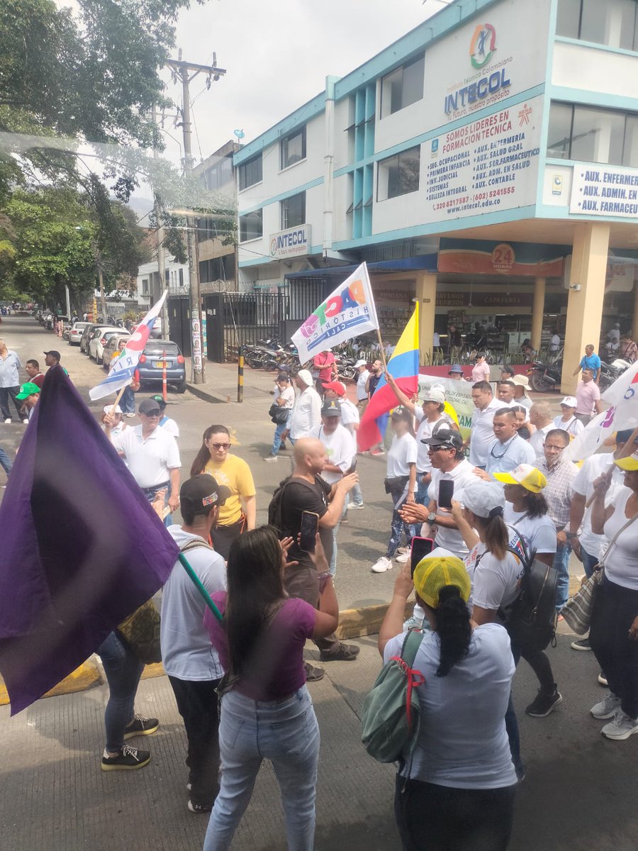 Noti90Minutos's tweet photo. #Reporte90 Así avanzan las marchas en Cali a favor del Gobierno de Gustavo Petro. Este es el panorama en la Av. Las Américas.
Las marchas irán por la calle 5ta hacia el norte, luego voltearán a la carrera 10 e irán por la calle 9 hasta llegar a la Gobernación del Valle. https://t.co/Wi9Asbkv3L