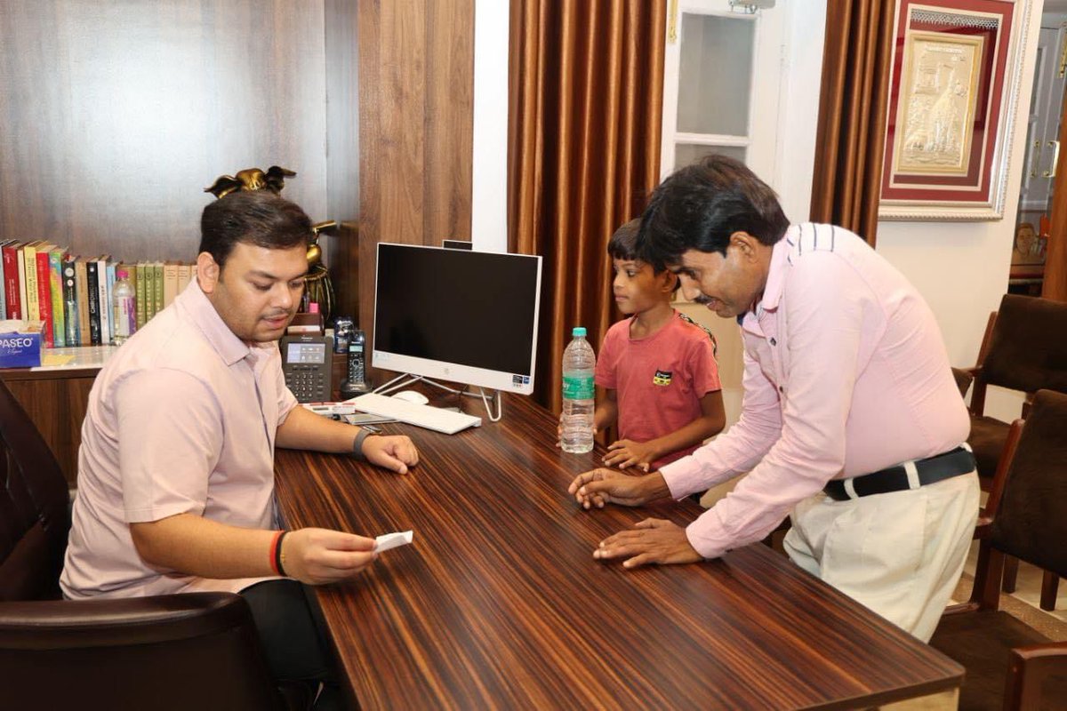 जनता दर्शन कार्यक्रम के क्रम में आज लखनऊ आवास पर लोगों से मिलकर उनकी समस्याएं सुनीं तथा समाधान हेतु सम्बंधित विभागाधिकारियों को निर्देश दिए।