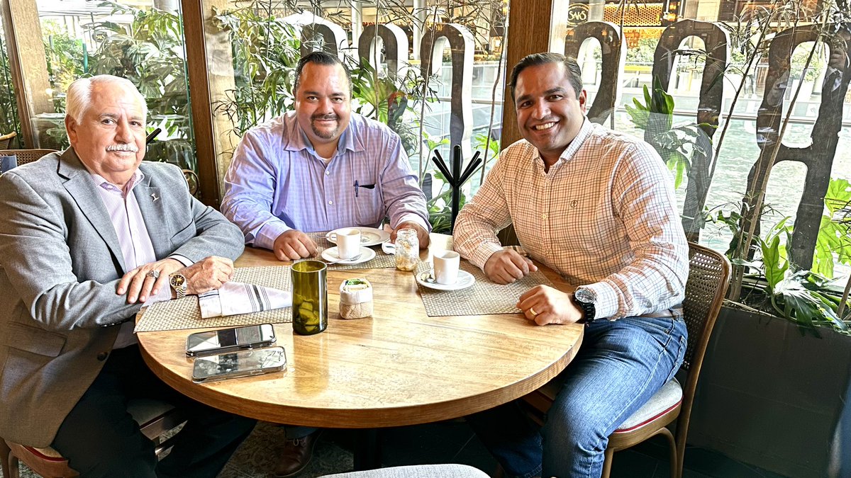GerasFloresR's tweet photo. Reunión con el Ing Manuel Gómez Parra, Dir Desarrollo Ferroviario y Multimodal  de la @SICTmx, el Ing Arturo Navarro Coordinador Nacional de Desarrollo Ferroviarios @FEMCIC1 y con un servidor Vicepresidente de la Región CentroOccidente de la FEMCIC
#IngenieroCivil
#GerardoFlores https://t.co/OLHJGEFMRc