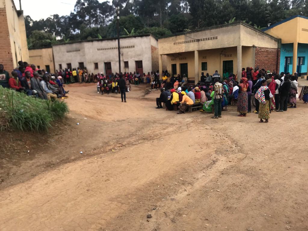c_cdjp's tweet photo. Kuri iki gicamunsi cyo ku wa 27/09/2023, ku nkunga ya @caritasfrance binyuze muri @RwandaCejp , #CDJPGikongoro mu bufatanye na #JRLOS (Komite y’Ubutabera) @Nyamagabe abagize iyo Komite bari mu bukangurambaga kuri Politiki yo gukemura amakimbirane hatisunzwe inkiko https://t.co/580QwxT5mf
