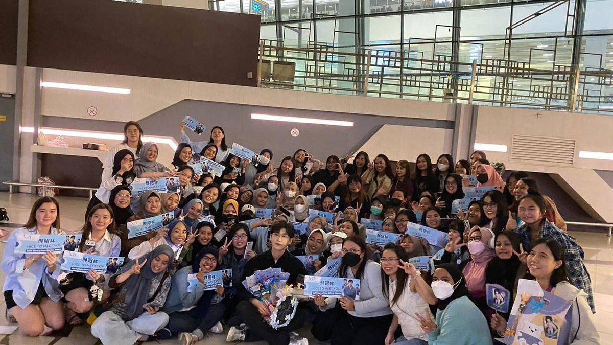 starfess's tweet image. star Aaakkk OMG... Xing Zhaolin beneran ada di Jakarta 😱 Ada yang ikutan jemput ke bandara gak tadi gaeess??