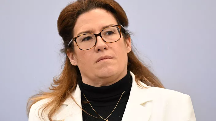 Bob30031583's tweet photo. Sonia Backès démissionne du gouvernement après avoir perdu les élections sénatoriales.
Manu va lui trouver un placard doré sans problème !
On pari ? #Backes #Renaissance https://t.co/3wGiO26sVc