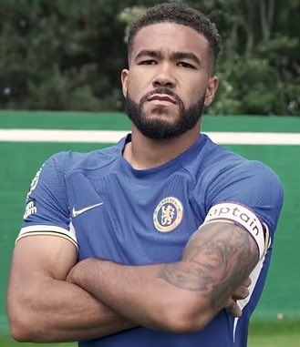 CFCDaily's tweet photo. Once again referees are allowed to play below added time for the world to see, give a dodgy red card but the one minute you question them, it’s a one way street as to what happens. https://t.co/43Nun5maad