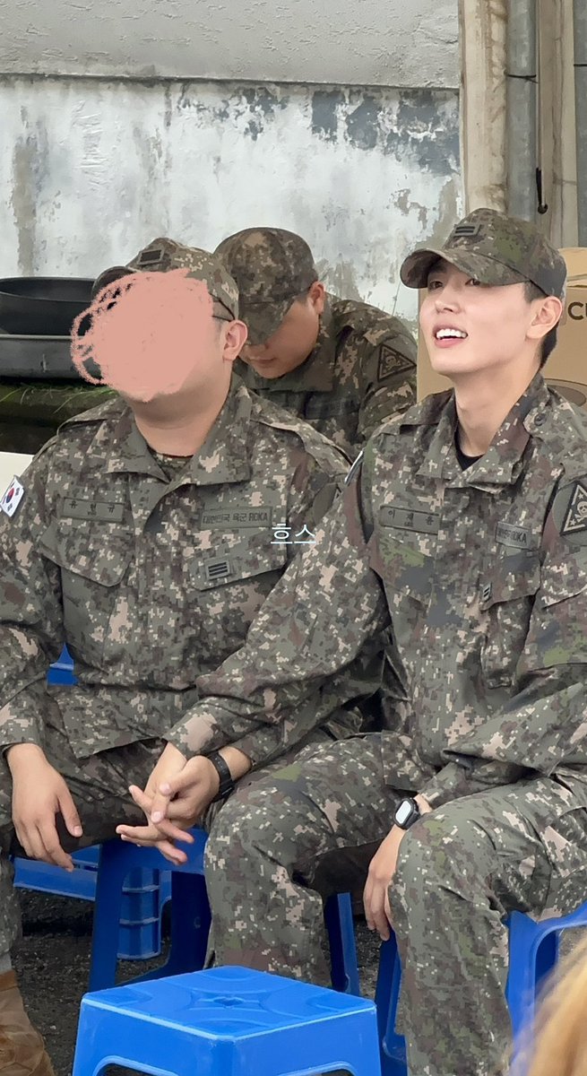 oolongmilk_'s tweet photo. 세계최초 선임한테 손깍지끼는아이돌 https://t.co/qiVGxQOuMz