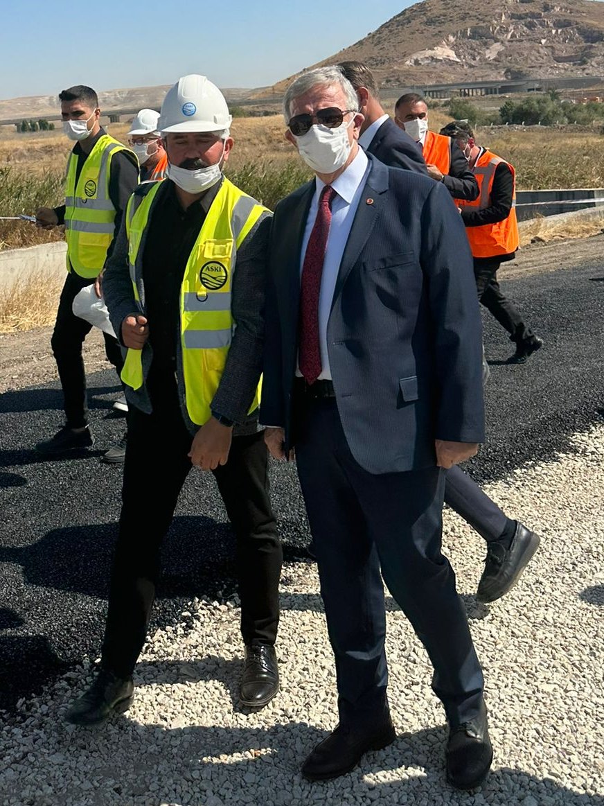 yirmiucderece's tweet photo. 🖋️ Bir Ankara Hikayesi - 30 Milyona İhanet

Çevre felaketi, dinazorlar, Melih Gökçek ve tabi ki Mansur Yavaş var bu hikayede...

1989 yılında dönemin Ankara Büyükşehir Belediye Başkanı Murat Karayalçın tarafından Türkiye’nin en büyük katı atık arıtma tesisi yapılmasına karar verildi.

1992 yılında ihaleye çıktı, 1998 yılında 2010 yılına yetecek kapasitede katı atık arıtma tesisi faaliyete sokuldu.

1998 yılından 2023 yılına kadar tek bir çivi çakılmadı, kapasite artırılmadı.

Mansur Yavaş sadece Ankara’yı değil, Sakarya nehri üzerindeki tüm kentleri ve İstanbul’un Anadolu yakasını ilgilendiren bu meseleye el attı.

Çünkü Ankara’nın katı atıkları arıtılmazsa bu Ankara’dan İstanbul’a tüm içme suyu ve tarımsal sulama insan sağlığı için ağır tehditti. 30 milyonun sağlığı doğrudan etkileniyordu.

Sağlık Bakanlığı 2020 yılında Sakarya Nehri’nden tarımsal sulamayı yasakladı.

Çevre Bakanlığı ise 2019’dan itibaren Ankara Büyükşehir belediyesine cezalar yazmaya başladı. Arıtma yapmıyorsunuz diye.

2023 yılı itibariyle günlük tesiste 530 bin metreküp katı atık arıtılırken, yaklaşık 800 bin metreküp ise arıtılmadan Sakarya Nehri’ne karışıyor. Çünkü Ankara’nın bugün günlük 1.3 milyon metreküp arıtılması gerekiyor. Çevre felaketi de tam burada başlıyor.

ABB Başkanı Mansur Yavaş bu işe kollarını sıvadı. Fakat sorunlar yumağı vardı. Bu tesis için Melih Gökçek döneminde kapasite artırılması için kredi çekilmiş ve tahmin edeceğiniz gibi “Dinazorlara” yatırılmıştı.

Mansur Yavaş bu süreçte önce 270 milyon dolar bulacak yatırım için dış finansman aradı. Çünkü belediyenin kasasında böyle bir para yoktu ve kendi imkanlarıyla en az 15 yılda yapılabilirdi. Avrupa İmar Bankası’ndan Uluslararası Finans Kurumu dahil 8 dış finans kaynağı ile Türkiye’nin en büyük çevreci projesi için finansman görüşmelerine başladı.

2 uluslarası finans kuruluşu Ankara Büyükşehir Belediyesi’ne bu çevreci proje için destek olacağını deklare etti.

Proje büyük olunca Mansur Yavaş, Cumhurbaşkan�� Erdoğan’a bu talebini havalimanında karşılama anında not şeklinde iletti.

Cumhurbaşkanı Erdoğan kurmaylarına projeyi inceletip yatırım planına aldırdı. Artık tek bir engel kalmıştı, Ankara Büyükşehir Belediye Meclisi ve Cumhurbaşkanı Erdoğan’ın yatırım planına aldığı projeyi kabul etmesi bekleniyordu.

Ama korkulan oldu, Mansur Yavaş düşmanlığı baskın geldi. Finansmanı hazır, Cumhurbaşkanı Erdoğan’ın yatırım planına aldığı Avrupa’nın en büyük çevreci projelerinden birisini AK Parti ve MHP’li üyelerin kararı ile veto ettiler.

Bu kararı gören Mansur Yavaş, siyasi risk alarak kendi meclisinin aldığı veto kararını veto ederek yeniden meclise gönderdi.

Ankara Büyükşehir Belediye meclisi ise iki aydır AK Parti ve MHP’li üyelerin sayısal çoğunluğundan dolayı bu projeyi gündeme almıyor.

Mansur Yavaş ise sondan bir önceki çaresi olarak bugün Ankaralı gazetecileri tesise çağırarak, çevre felaketini gözler önüne serdi. Son çare ise bir kez daha Erdoğan’a başvurmak.

Bu tesis kapasitesi artırılmadığından her ay en az 22.5 milyon metreküp katı atık Sakarya Nehri’ne akmakta zehir ve ölüm saçmakta. 30 milyon insanın su ve tarımsal ürünü zehirlenmekte.

Üstelik Çevre Bakanlığı ise Ankara Büyükşehir Belediyesi’ne katı atıkları arıtmadığı için ceza yazmaya devam etmektedir. Mansur Yavaş ise arıtmak için projenin onaylanmasını bekliyor.

İşte size bir Ankara hikayesi- "30 Milyona İhanet"

Haber: Gökhan ÖZBEK ( @gokhanozbek )