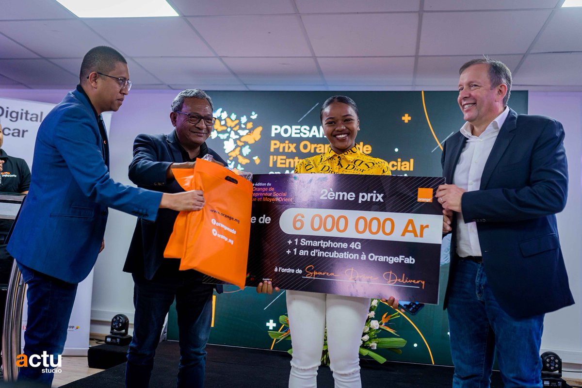 OSMadagascar's tweet photo. Félicitations à Moli Company grand gagnant du POESAM  2023 et du Prix Féminin ! Le Directeur Général d'@Orange_mg, @DebordFrederic, et la Déléguée Générale de la @FondationOrange, @fcosson2, ont remis ce jour leur prix aux lauréats malgaches. https://t.co/BafqluEZFq