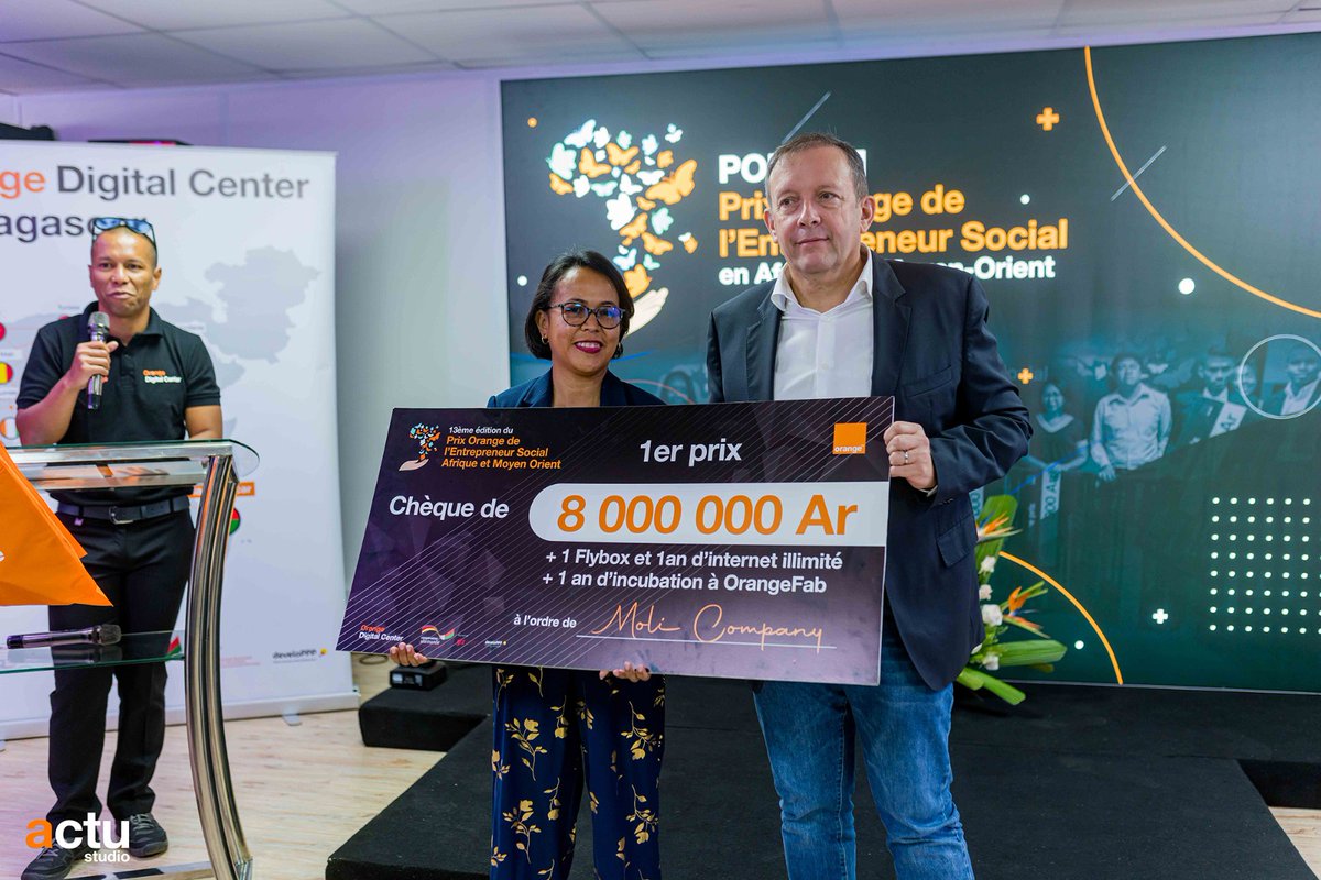 OSMadagascar's tweet photo. Félicitations à Moli Company grand gagnant du POESAM  2023 et du Prix Féminin ! Le Directeur Général d'@Orange_mg, @DebordFrederic, et la Déléguée Générale de la @FondationOrange, @fcosson2, ont remis ce jour leur prix aux lauréats malgaches. https://t.co/BafqluEZFq
