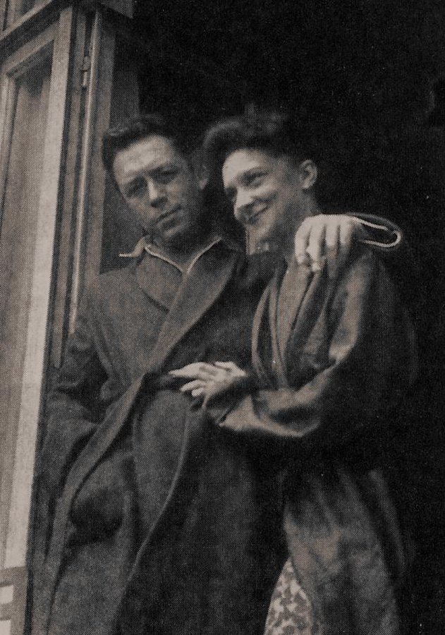 Albert Camus escribió que «el silencio es la conversación de las personas que se quieren. Lo que cuenta no es lo que se dice, sino lo que no es necesario decir».
📷Albert Camus y María Casares