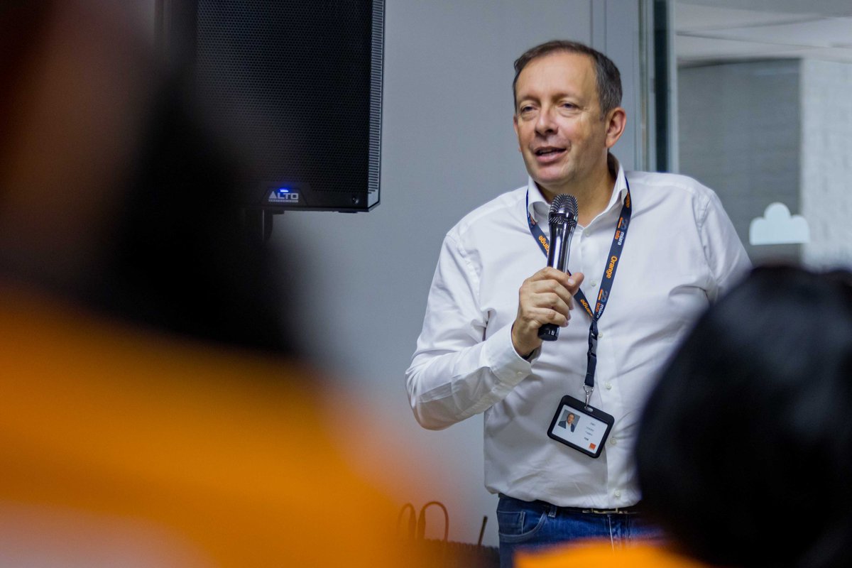 bj_Arson's tweet photo. Les bénévoles d'@Orange_mg donnent de leur temps afin d’accompagner les actions sociales d'@OSMadagascar. Les échanges avec @fcosson2 et @DebordFrederic nous rappellent que l’engagement de chacun est précieux pour tous ! https://t.co/tIqTI3laLm