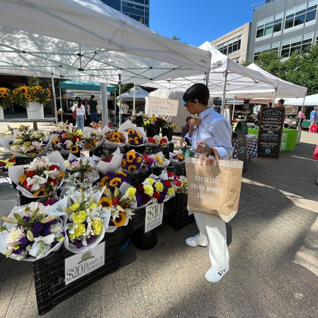 southlakeunion's tweet photo. If anyone needs us, we’ll be basking in the summer mems just a little longer. ☀️

What was your favorite SLU moment this summer? #SummerInSLU #SouthLakeUnion #SummerInSeattle #SeattleSeahawks #GoHawks https://t.co/lNLts6jEI0