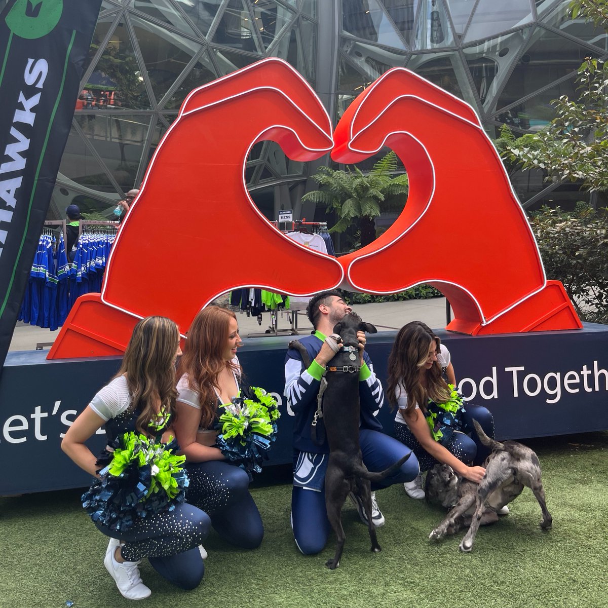 southlakeunion's tweet photo. If anyone needs us, we’ll be basking in the summer mems just a little longer. ☀️

What was your favorite SLU moment this summer? #SummerInSLU #SouthLakeUnion #SummerInSeattle #SeattleSeahawks #GoHawks https://t.co/lNLts6jEI0