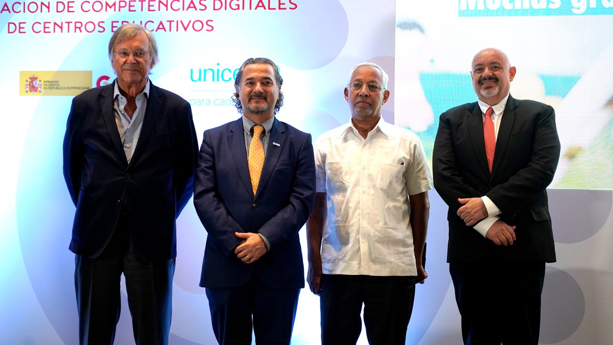 AECIDRD's tweet photo. Acompañamos a @EducacionRDo en la presentación del programa de Certificación de Competencias Digitales (CODICE), una iniciativa para fortalecer las capacidades de los docentes y proveer experiencias de aprendizajes de calidad a los y las estudiantes de centros educativos de RD🇩🇴. https://t.co/MrfTGvMQln