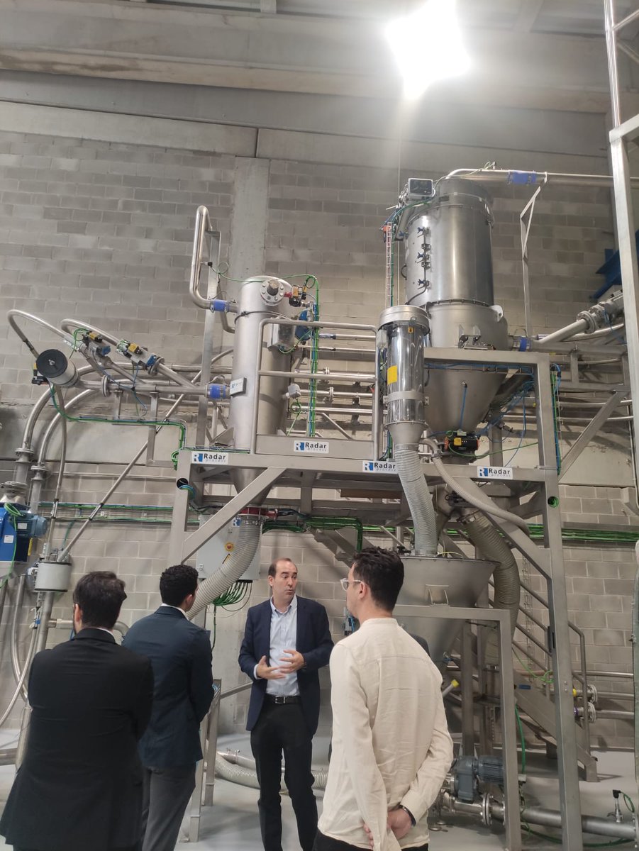 ConsulMexBCN's tweet photo. Junto a la delegación 🇲🇽 que participa en #AlimentariaFoodTech en Barcelona, visitamos las instalaciones de la empresa #RadarProcess, expertos en soluciones integrales para la industria alimentaria, con tecnologías innovadoras y servicios avanzados en manipulación de alimentos. https://t.co/PpGB5Ayd9A