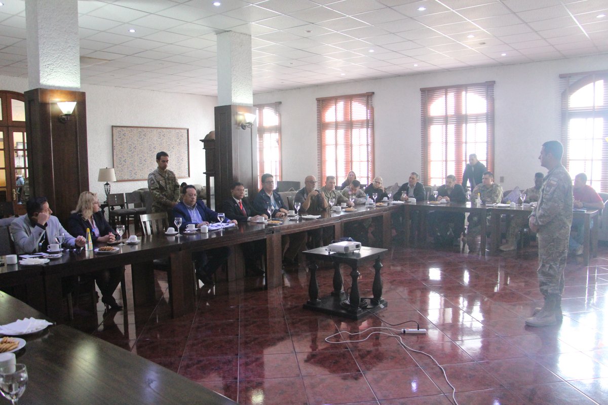 VIDE_CL_Oficial's tweet photo. Con miras a incrementar la cooperación militar con el @USArmy para perfeccionar capacidades y con el objetivo de coordinar detalles de ejercicios que se realizarán el 2024 y 2025, organizamos reunión con instituciones que entregarán soporte a los entrenamientos en #Tarapacá. https://t.co/2qb3XSNZ3E