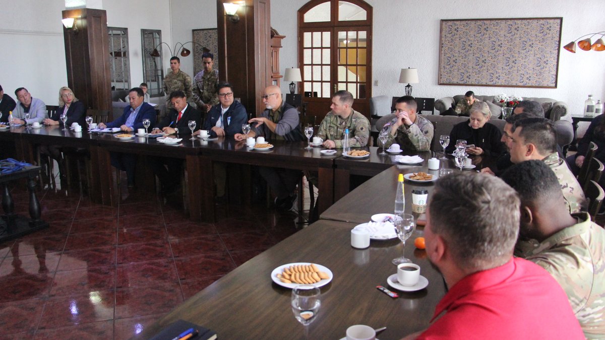 VIDE_CL_Oficial's tweet photo. Con miras a incrementar la cooperación militar con el @USArmy para perfeccionar capacidades y con el objetivo de coordinar detalles de ejercicios que se realizarán el 2024 y 2025, organizamos reunión con instituciones que entregarán soporte a los entrenamientos en #Tarapacá. https://t.co/2qb3XSNZ3E