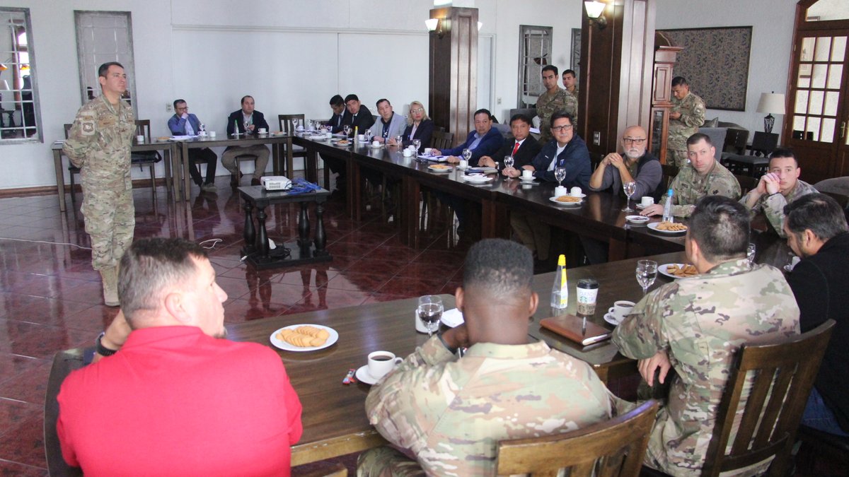 VIDE_CL_Oficial's tweet photo. Con miras a incrementar la cooperación militar con el @USArmy para perfeccionar capacidades y con el objetivo de coordinar detalles de ejercicios que se realizarán el 2024 y 2025, organizamos reunión con instituciones que entregarán soporte a los entrenamientos en #Tarapacá. https://t.co/2qb3XSNZ3E