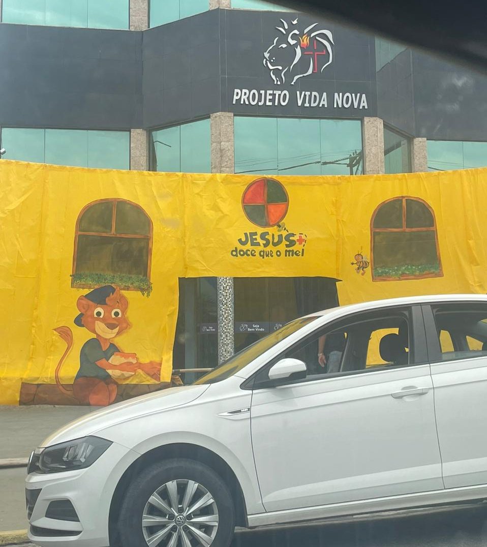 Igreja em dia de São Cosme e Damião em Itaipuaçu-RJ: Jesus + doce que o mel 🤔