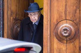 AlessandraOdri's tweet photo. Leggo qualche imbecille che ringrazia Napolitano perchè era riuscito nel 2011 a far cadere il Governo Berlusconi, legittimamente eletto. Secondo costoro Napolitano avrebbe impedito all'Italia di cadere in un default economico e avrebbe allontanato un Governo inadeguato. Risulta invece che non c'era alcun problema con i conti pubblici e che si voleva semplicemente far comandare Monti, Fornero e altri incapaci di sinistra, amici di Napolitano.Loro sono risultati molto più inadeguati di Berlusconi e, non a caso,vennero poi bocciati alle urne!