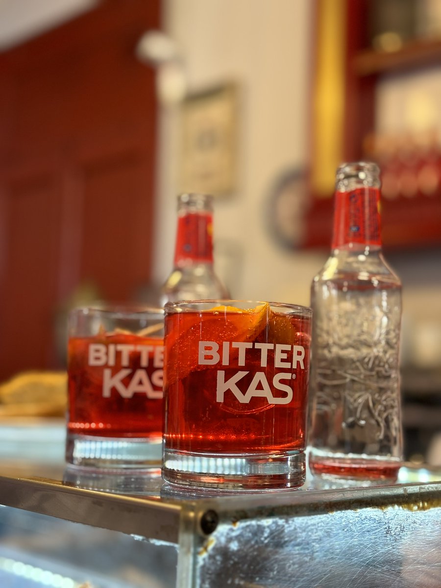PepsiCo_ESP's tweet image. ¡Lo tradicional, lo de siempre, está de moda!👠

Y eso es justamente lo que hemos demostrado hoy con #BitterKAS en el evento de presentación de su nuevo posicionamiento de marca #OldIsCool en un clásico bar en #Madrid.

¡Un elixir rojo que es puro glamour! ✨