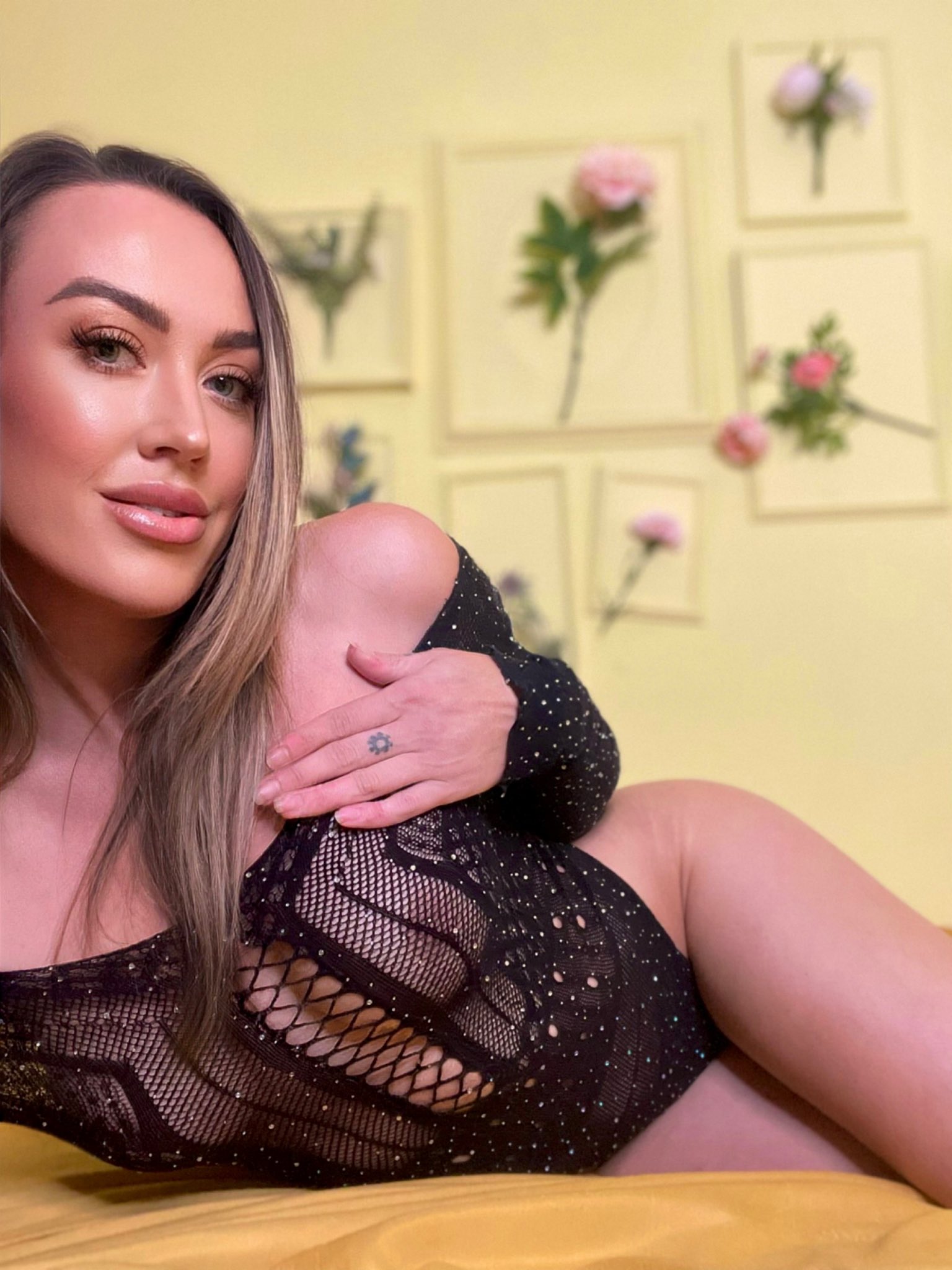 Last shift of the month - last hours on stream - GET HER WHILE U CAN 💛 ON @babestationtv @babestationcams 😘 https://t.co/Dkg72IFBYF