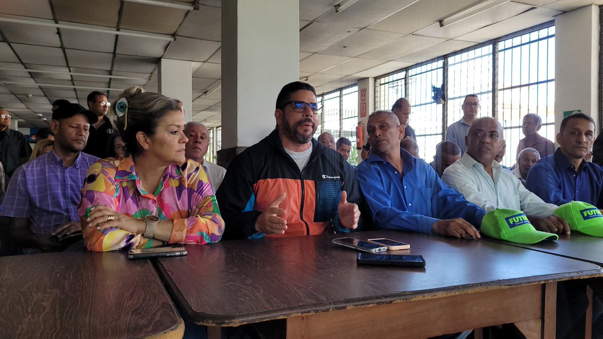 ADOrgCarabobo's tweet photo. Hoy, con el respaldo y compañía de los compañeros del partido FUTURO, le ratificamos al país y a Carabobo nuestro apoyo y compromiso con la opción que representa CARLOS PROSPERI.

¡Vamos a ganar para unir a Venezuela y superar la crisis que afecta a todos!

Demos el primer paso. https://t.co/O8rKTPXFTs