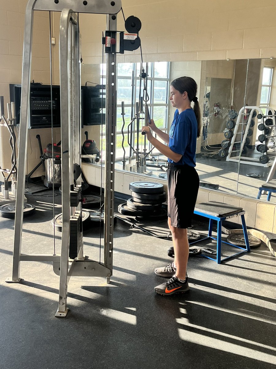 Cheightsladydev's tweet image. Our middle school girls getting that weight room work in today ! 💪🏼
