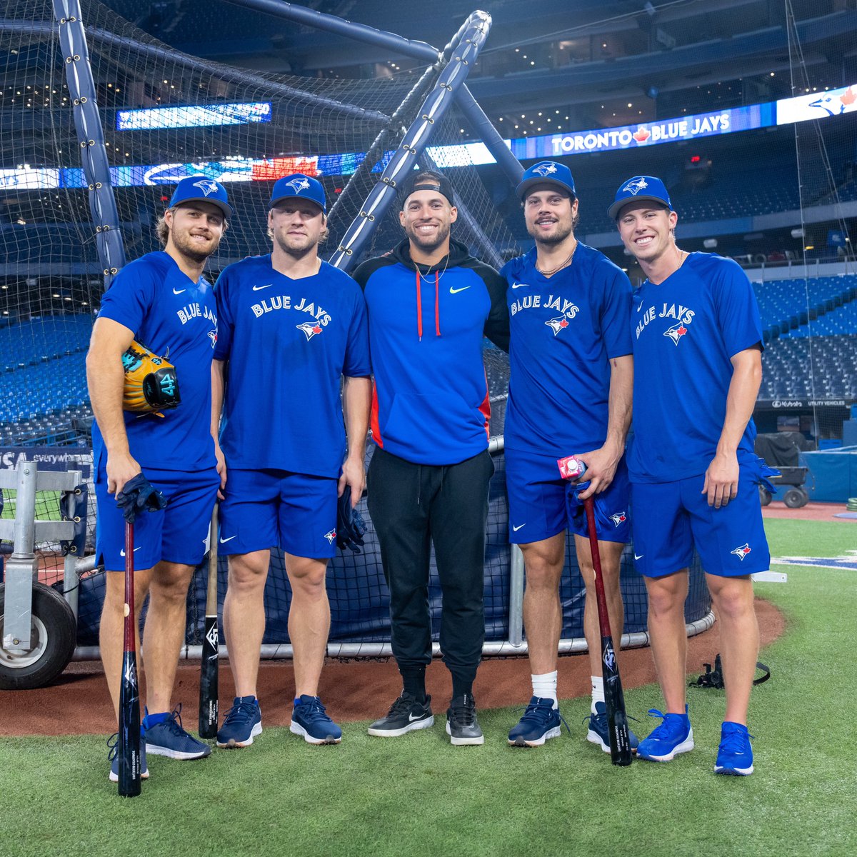 BlueJays's tweet photo. Best Buds 🤝

Thanks to Auston, Mitch, Willy and Mo for stopping by! 🏒⚾️ #NextLevel https://t.co/VgLf2xVtiJ