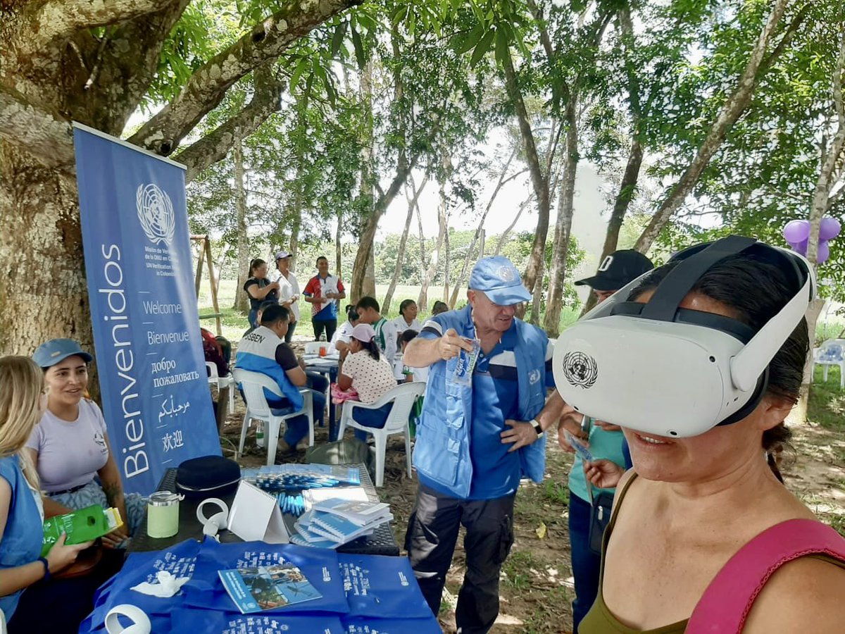 MisionONUCol's tweet photo. #Guaviare | Presentes en la Feria de Servicios “Cuidados para la Paz” en El Boquerón, San José del Guaviare, con @LIMPALCOLOMBIA y @CJCForg. A través de la realidad virtual 📽 acercamos nuestra labor a la comunidad. #PathWaysColombia @UNDPPA 🇺🇳🕊️ https://t.co/bxdfDWzKrl
