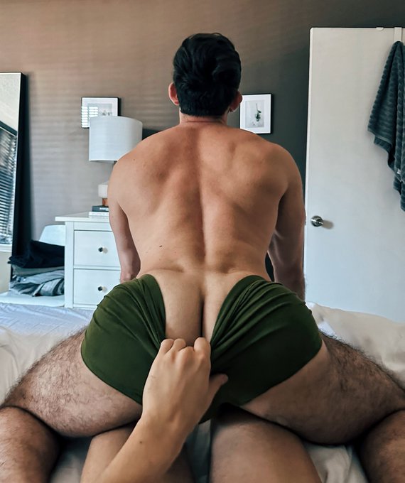 He just can&rsquo;t resist 👅 https://t.co/TnTsRS5ME2