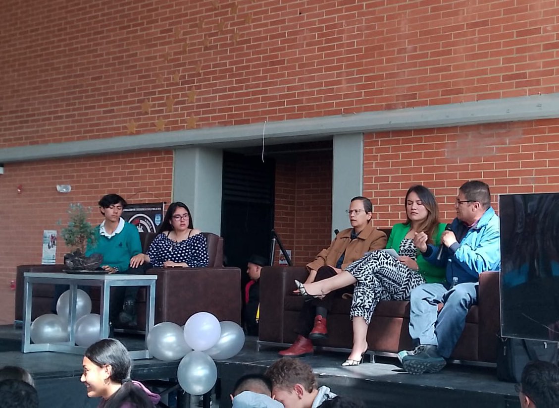 ColegiodelaBici's tweet image. [Hoy] En el Conversatorio organizado por los Colegios Argelia, @colegiofps y @ColegiodelaBici con la participación de @Deidamiapiensa y @nata_galindo89 se reflexiona sobre el papel de la Comunicación en la reducción de violencias #ProgramaECO @Educacionbogota @EdnaBonillaSeba