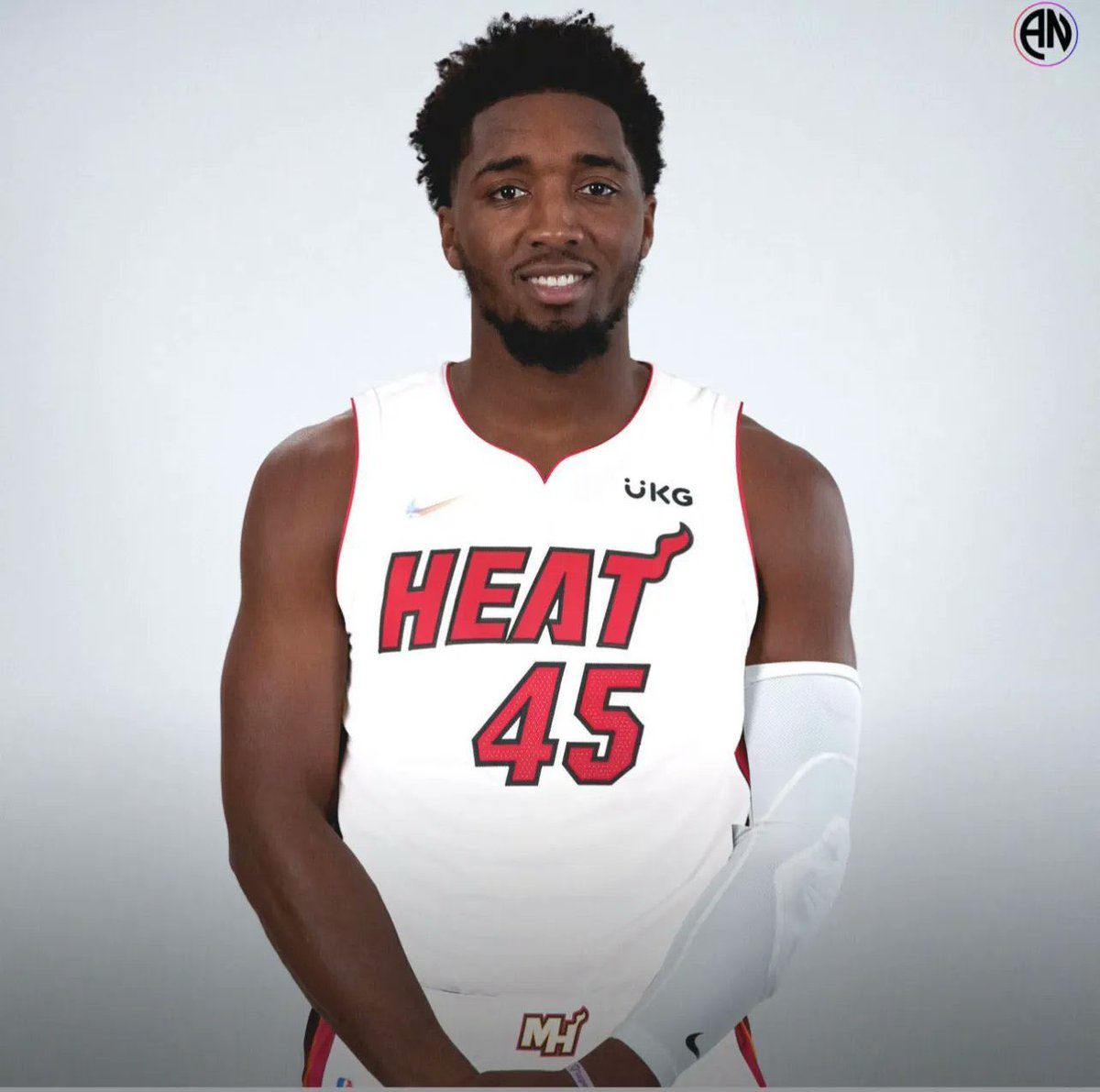 TopRightTua tweet media