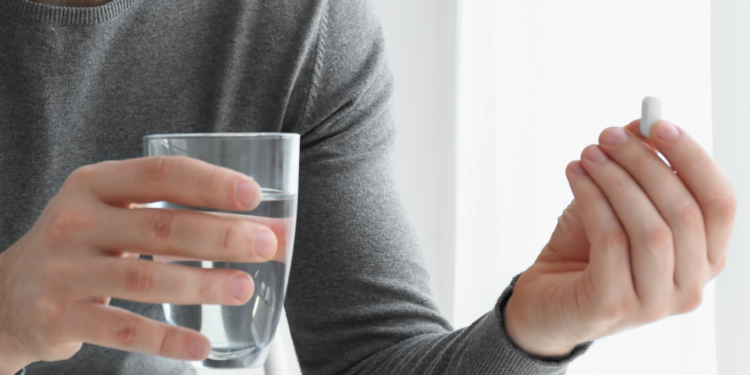 F4CP's tweet photo. Roughly 8 in 10 Americans routinely reach for OTC pain pills for discomfort, and most people are unaware that these medications can be just as dangerous as prescription drugs if misused. 

Read more to avoid acetaminophen overload:
https://t.co/gp4uxdzSOi https://t.co/ZpgJ4hKG88