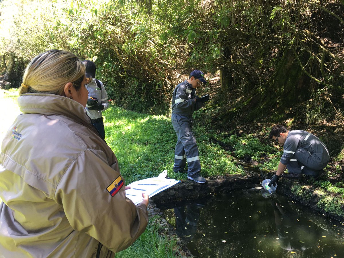 GESPAF_Ecuador's tweet photo. #SomosPRAS| Realizamos la toma de muestras de agua y suelo en la Quebrada Ortega, al sur de #Quito, para determinar si existen afectaciones por posibles filtraciones de derivados de hidrocarburos. Los resultados de los análisis permitirán definir medidas correctivas necesarias. https://t.co/j0vTuF6ius