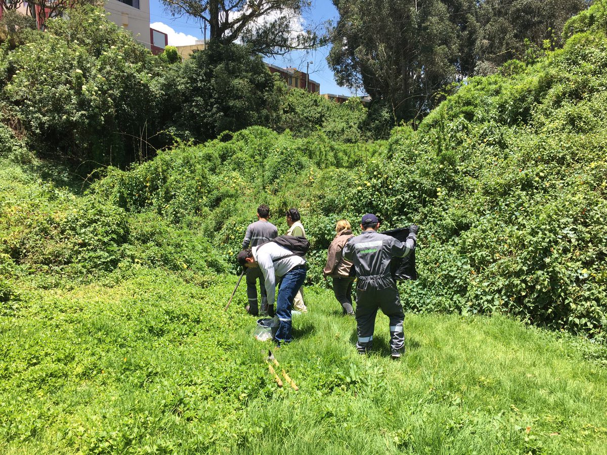 #SomosPRAS| Realizamos la toma de muestras de agua y suelo en la Quebrada Ortega, al sur de #Quito, para determinar si existen afectaciones por posibles filtraciones de derivados de hidrocarburos. Los resultados de los análisis permitirán definir medidas correctivas necesarias.