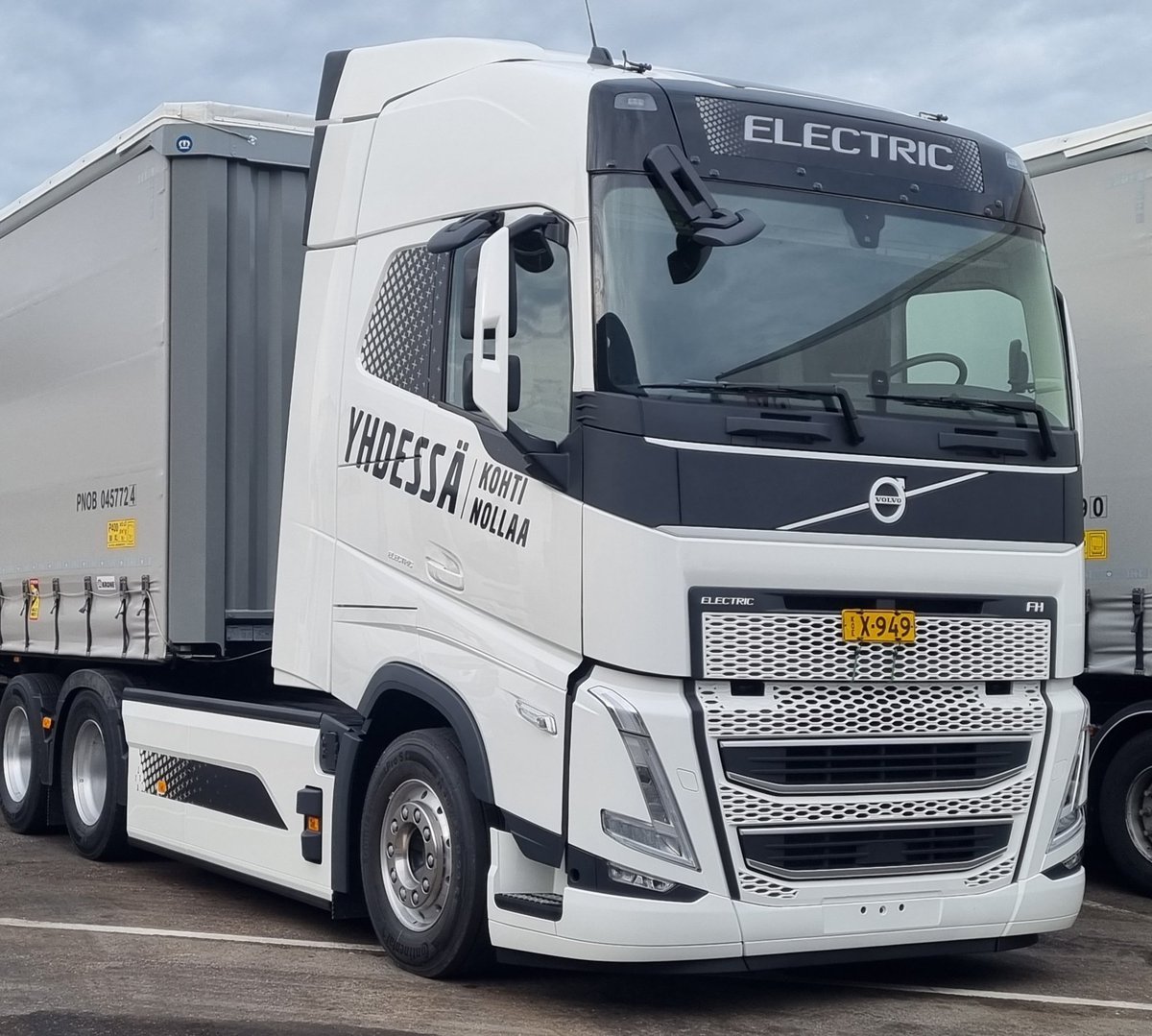 Mielenkiint. koeajopäivä. Täyssähköinen ajoneuvoyhdistelmä ja päällimmäisenä fiiliksenä kuinka pehmeästi, hiljaisesti ja värinättömästi voikaan 38 t liikkua.
Lataushommissa vielä vähän pähkäiltävää, jotta saadaan sähköiset kuljetusketjut kuntoon.
#sähköauto #fossiilitonliikenne