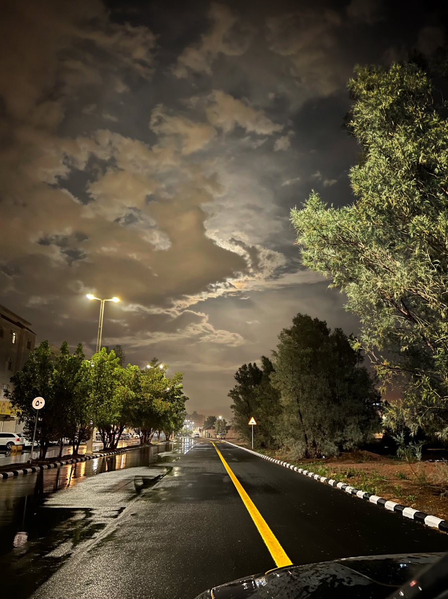 قمر وليل ومطر