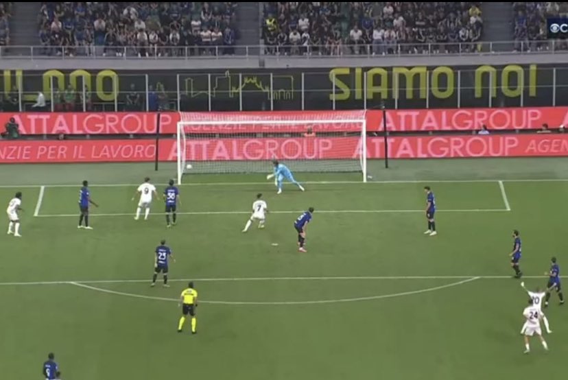 ilCalcioUbriaco's tweet photo. Lo Zio #Sommer ha imparato in fretta la #ParataLaser di Nonno Handahaha

#InterSassuolo #Inzaghi #SerieA https://t.co/UKK43aRKUt