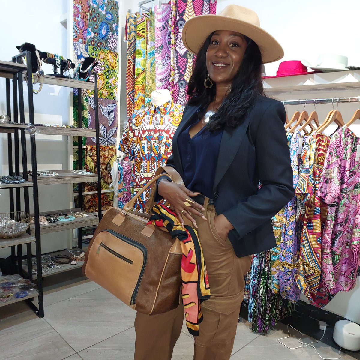 NickyLSC's tweet photo. Coming or going, check out #Trippies at #SeaCoach 'under the Bridge' (Freetown side). Actually, even if you are not "coming or going", check them out😁.
#SaloneTwitter
#SaloneX https://t.co/cz0qFDPccl