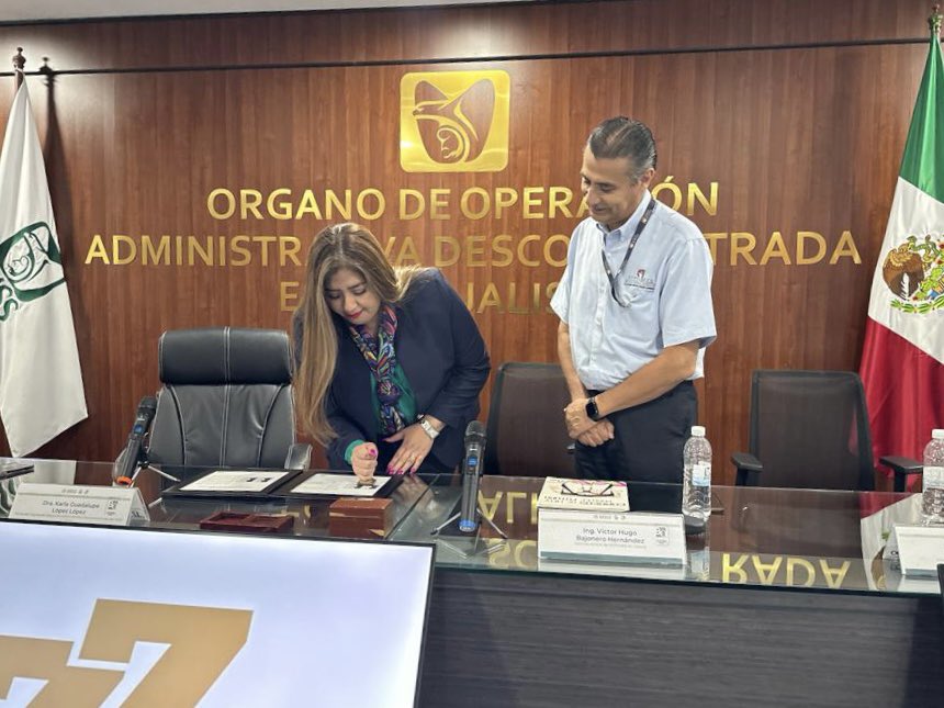 imssjalcontigo's tweet photo. La titular del #IMSSJalisco, Dra. @KARLALpezLpez3, encabezó el protocolo de cancelación del sello postal con motivo de la celebración del 75 aniversario de @opsoms, que @CorreosdeMexico conmemoró con la emisión de 100 mil estampillas. https://t.co/OsBXdZY3ol