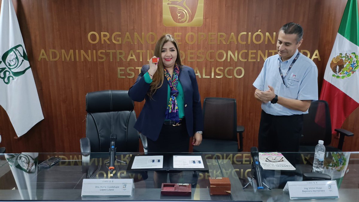 imssjalcontigo's tweet photo. La titular del #IMSSJalisco, Dra. @KARLALpezLpez3, encabezó el protocolo de cancelación del sello postal con motivo de la celebración del 75 aniversario de @opsoms, que @CorreosdeMexico conmemoró con la emisión de 100 mil estampillas. https://t.co/OsBXdZY3ol