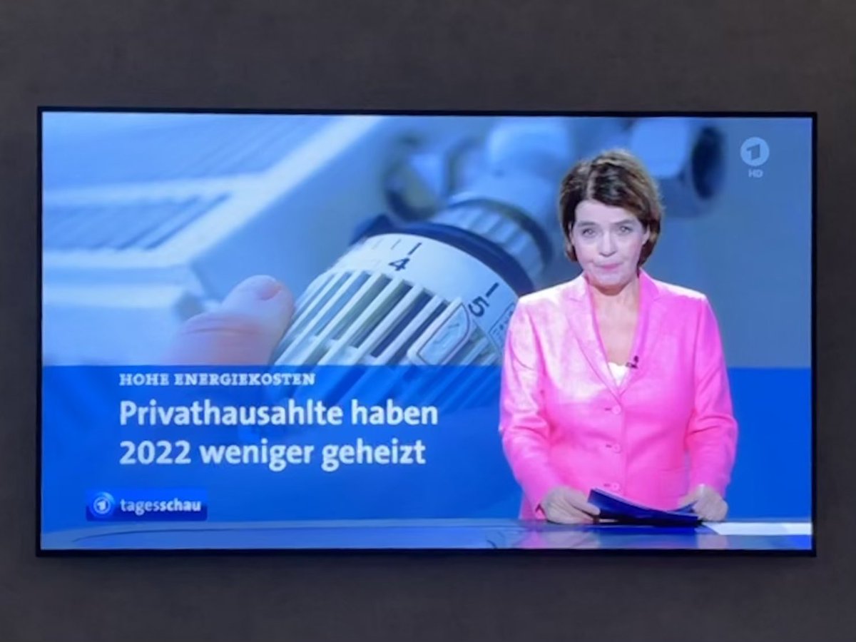 Ch_Schreiber's tweet photo. @tagesschau Im Tagesschau Hausahlt war heute Morgen wohl was im Kaffee ☕️ 😉🤙🏼
#MoMa #SusanneDaubner #Tagesschau https://t.co/Wi73dRTd2b