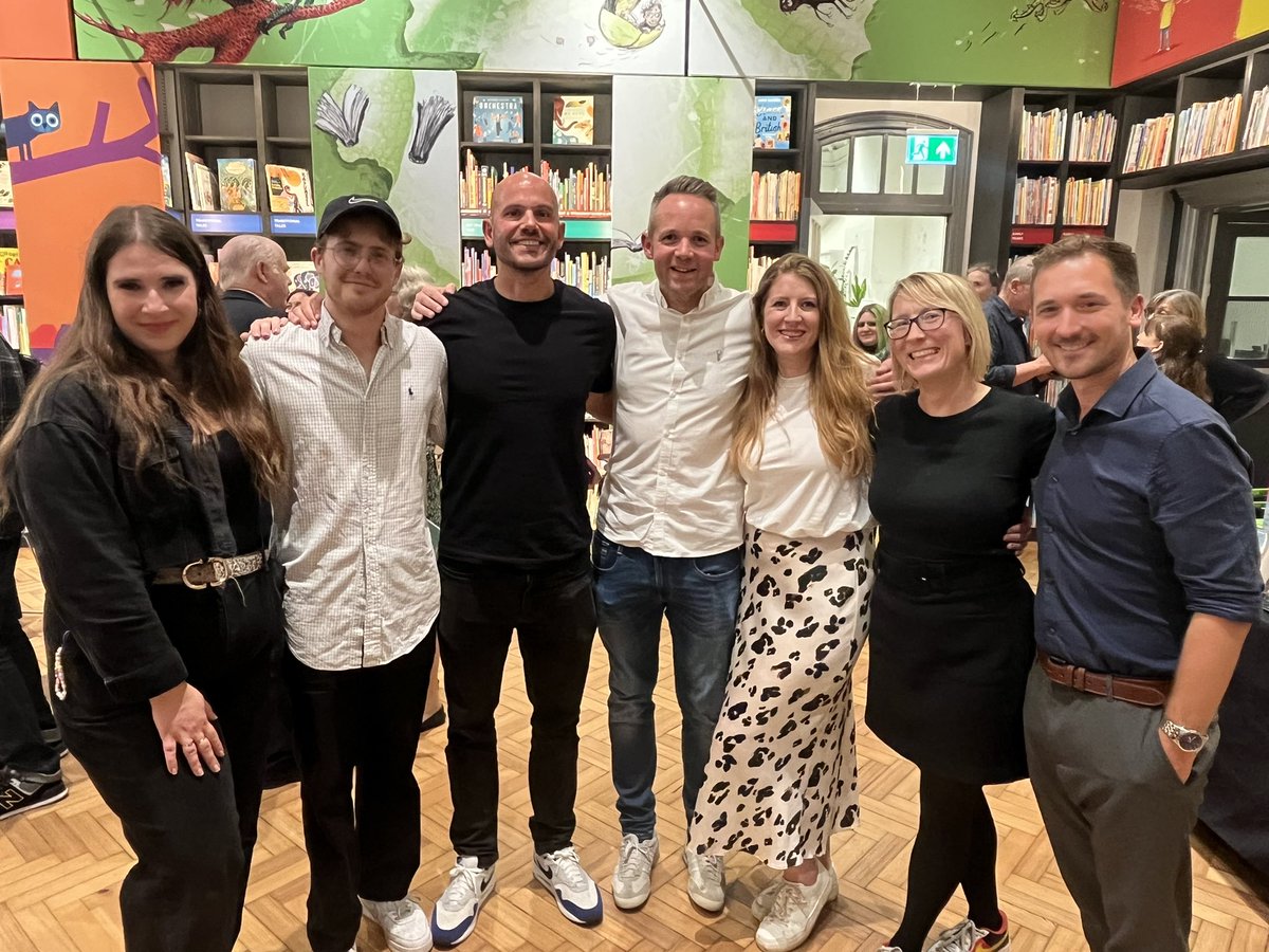 misst_teaching's tweet photo. The SC gang doesn’t get out often, so going to the launch of The Final Year (life ruining/ 10/10) at @clpe1 and meeting these guys was a 10/10 way to spend a work night. Thank you and congrats @EarlyTrain @Joetoddstanton (@lauramucha we love you) @everywhereread @stephenjes5 💕 https://t.co/vqarC6BaFC