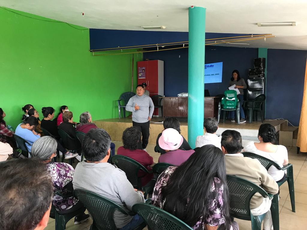 ambientequito's tweet photo. 🌳#AmbienteEnTerritorio | Participamos en un conversatorio con moradores de San Juan Loma Bajo de Llano Grande, tratando temas relacionados al cuidado de quebradas y prevención de incendios con la metodología “Mochila de prevención de incendios forestales”
#QuitoRenace https://t.co/EOrrJreyOC